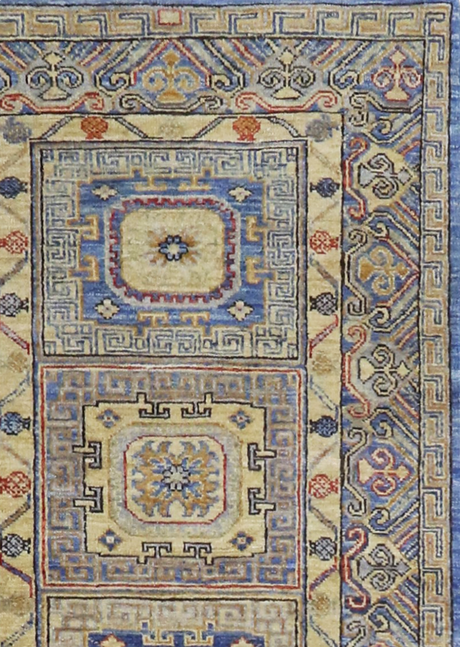 Decorative rug with intricate geometric pattern