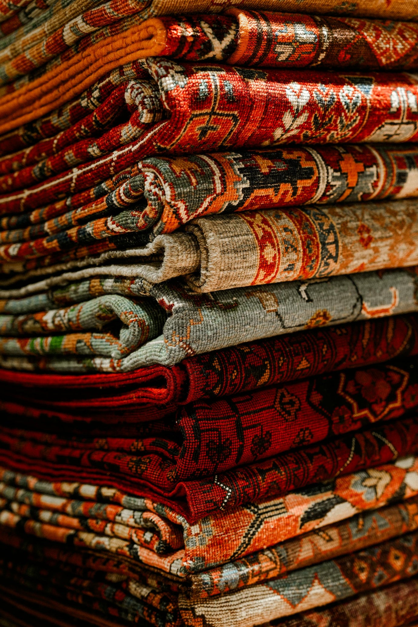 How to Incorporate Handmade Rugs into Modern Decor