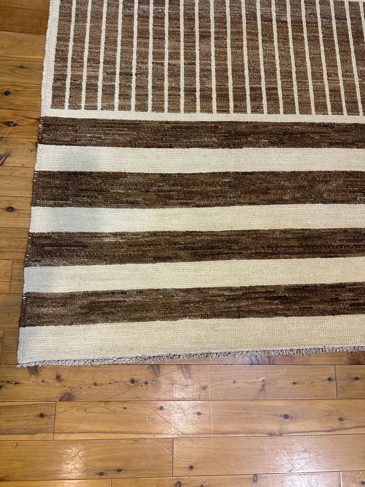 Hand-Knotted Wool Rug – Geometric Stripe Pattern Detail